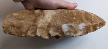 Neolithisch Vuursteen « pond boter » - 250 mm, Verzamelen, Mineralen en Fossielen