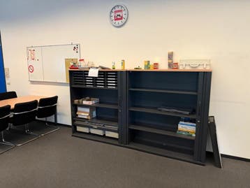 kantoorinventaris te koop–bureaus,bureaustoelen,kasten e.d., Gebruikt