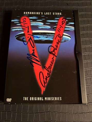DVD V miniseries - Gesigneerd door Mike Donovan en Steven, Verzamelen, Ophalen of Verzenden, Nieuw, Tv, Overige typen