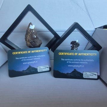 Meteorieten collectie met 2 meteorieten op prachtige, Verzamelen