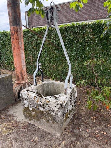Sculptuuur voor buiten, Oude zandstenen put - 205 cm -