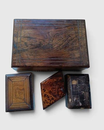 Doos (4) - Hout, Zijde - Exclusief 4 Antiekstukken