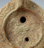 Oud-Romeins Terracotta Olielamp met een haan erop, Type