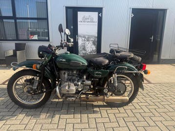 URAL EN DNEPR MOTOREN MET ZIJSPAN