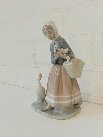 Lladró - Beeldje, Vrouw met ganzen - 23 cm - Porselein