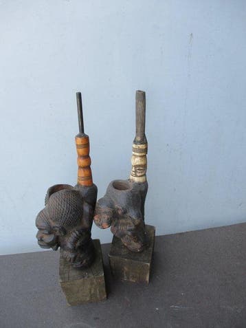 2 pijpen van een notabele in terracotta uit Bamileke -