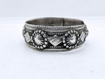 Oud bedoeïenenarmband van zilver, gegoten in zandgiet. -, Antiek en Kunst