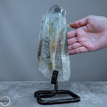Natuurlijke lemurische bergkristal op standaard – Een