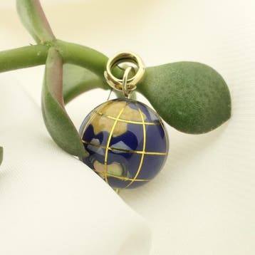 Gouden wereldbol hanger met emaille (Hanger of bedel), Ophalen of Verzenden, Gebruikt, Goud, Overige merken