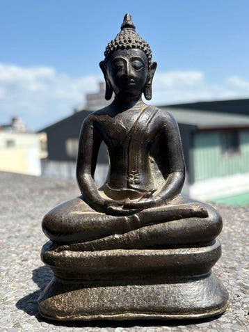Shakyamuni Boeddha zittend in meditatie (dhyana-mudra), -