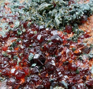 Granaat Hessoniet Ruw- 475 g - (2), Verzamelen