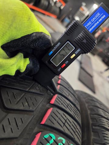 235/55/19 105H PIRELLI WINTERBANDEN 5,1MM PROFIEL 4X DOT17, Gebruikt, Winterbanden, 235 mm, Band(en)
