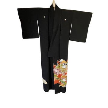 Zwart Tomesode-kimono met Heian-bloemenkar, vallende noshi