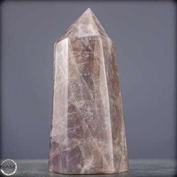 Natuurlijke rookkwarts-obelisk – markante structuur met