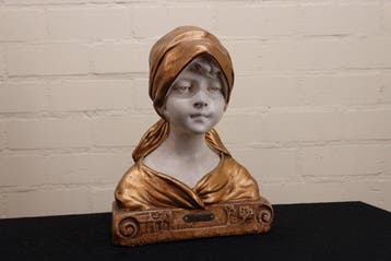 Figuur - buste dame met hoofddoek - Gips