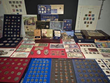 Wereldmunten- en bankbiljetverzameling met officiële sets,