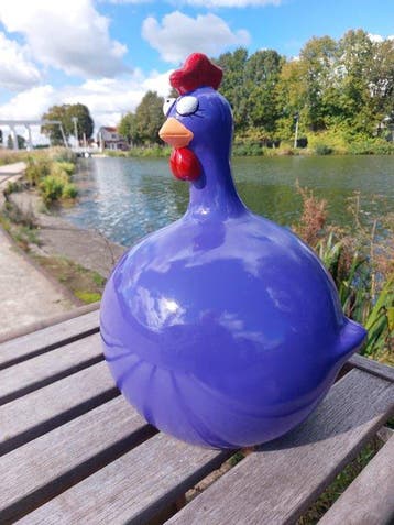 Beeld, funny purple balloon chicken - 40 cm - polyresin