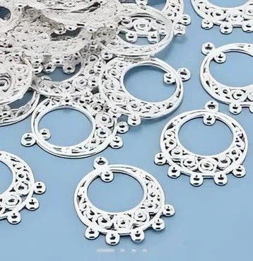 2 x Metalen oorbellen ornament 24 x 20 x 1 mm – gat 1 mm.., Ophalen of Verzenden, Nieuw, Kraal
