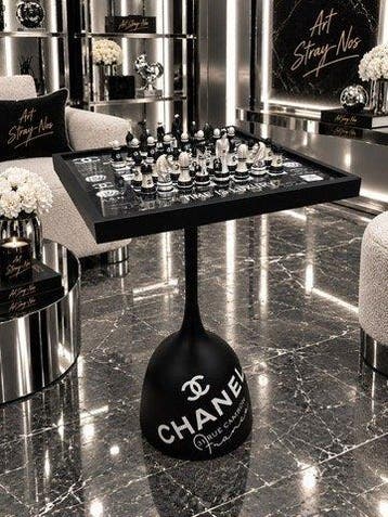 Art Stray-Nos - News  The chess of luxury Chanel : King