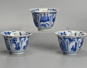 Kom (3) - set of three Chinese Kraak porcelain blue & white