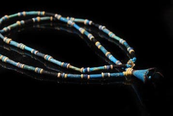 Oude Egypte, Faience ketting met een lotusbloem-amulet - 31
