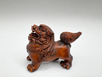 Netsuke/Okimono van een Shishi (Komainu) - Hout, Bukshout -