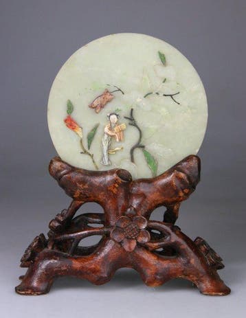 Plaquette - Scherm in hardsteen - Houten sokkel - Merk -, Antiek en Kunst