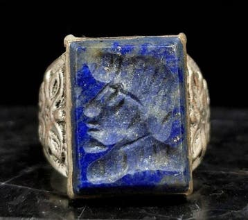 Islamitisch Zilver Ring met gegraveerde lapislazuli intaglio