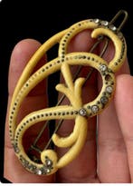 Golvende en artistieke haarclip van galaliet en brons in Art