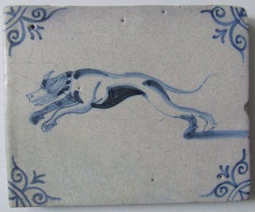 Tegel - Zeldzame randtegel met Hazewindhond. - 1600-1650, Antiek en Kunst