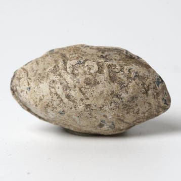 Oud-Grieks Lood Slingshotkogel met inscriptie A.