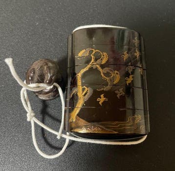 Japanse zwarte lak met gouden maki-e inr met netsuke –
