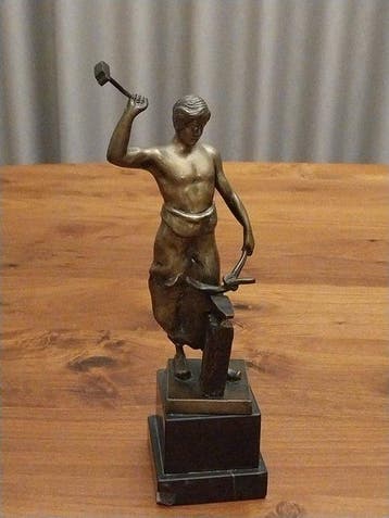 Moret - Beeldje, Smid - 22 cm - Brons, Marmer, Antiek en Kunst