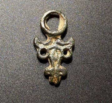 Viking periode Brons Intact, Opengewerkt Amulet, een zeer