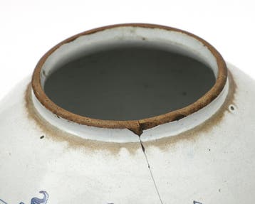 2 aardewerk tabakspotten, vervaardigd door: De Drie Klokken, Antiek en Kunst