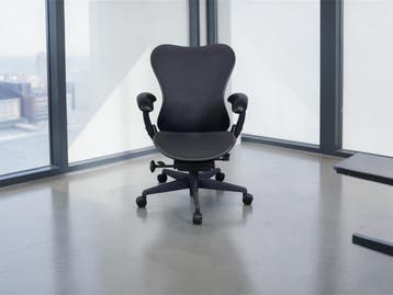 Refurbished Herman Miller Mirra Met Gestoffeerde rug, Verzenden, Zwart, Zo goed als nieuw, Bureaustoel
