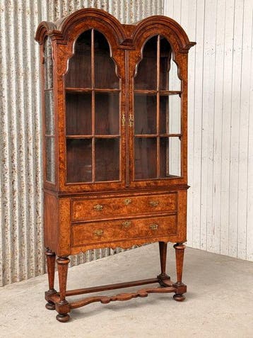 Vitrine - Kruisvoet vitrine, vitrinekast, porseleinkast,