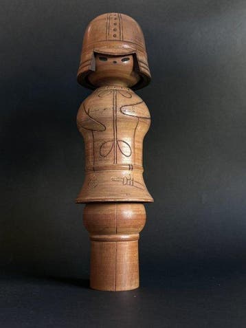 Sosaku Kokeshi Haniwa Warrior – handgesneden houten