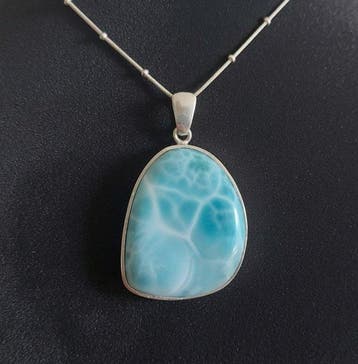 Uitzonderlijk stuk. Natuurlijke Larimar. Zetting op massief, Verzamelen, Mineralen en Fossielen