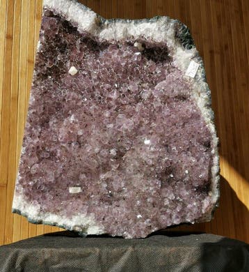 Groot Amethist-stuk met Calciet en Geometrische Vierkanten –