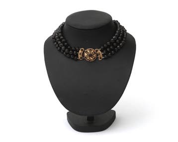 Choker collier van 3 strengen granaat aan gouden slot, Gebruikt