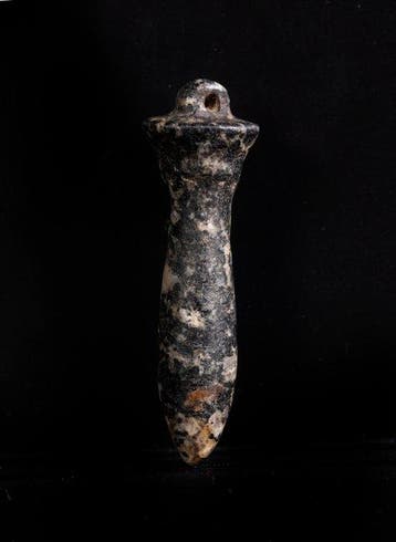 Oud-Egypte, papyrusamuleet in graniet - 4.5 cm