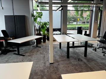 Refurbished Duo Werkplek, Elektrisch Verstelbaar, Ahrend, Huis en Inrichting, Verzenden, In hoogte verstelbaar, Zo goed als nieuw