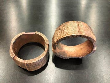 Zeldzaam paar grote manille-armbanden van brons/messing,