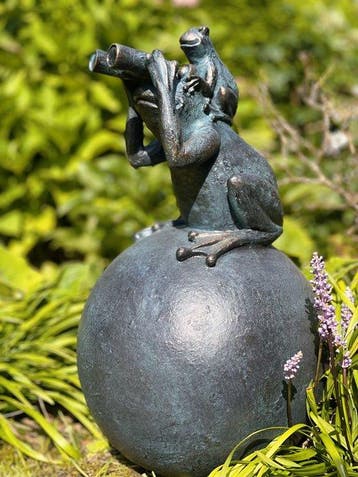 sculptuur, Kikkers op bol - 25 x 25 x 41 cm - 41 cm -