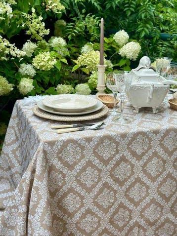 Tafellaken met beige en wit patroon voor grote tafels. -