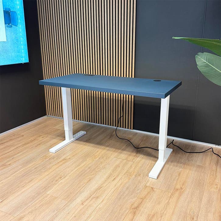 Actiforce Elements Elektrisch Zit-sta bureau 138x67cm Blauw, Huis en Inrichting, Bureaus, Nieuw, Elektrisch, In hoogte verstelbaar
