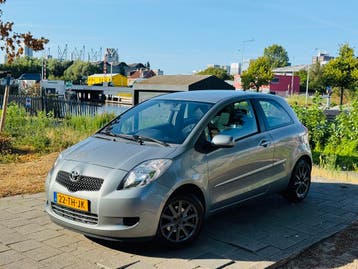 Toyota Yaris 1.3 3DR 2006 Airco/NAP/Trekhaak/ElekRamen/NWapk, Voorwielaandrijving, Stof, Gebruikt, Zwart