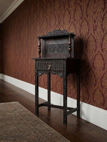 hall table in neogotische stijl met rijk houtsnijwerk -