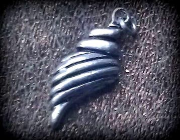 2 x Metalen bedel van een hoorn schelp met ringetje Antie..., Ophalen of Verzenden, Nieuw, Kraal